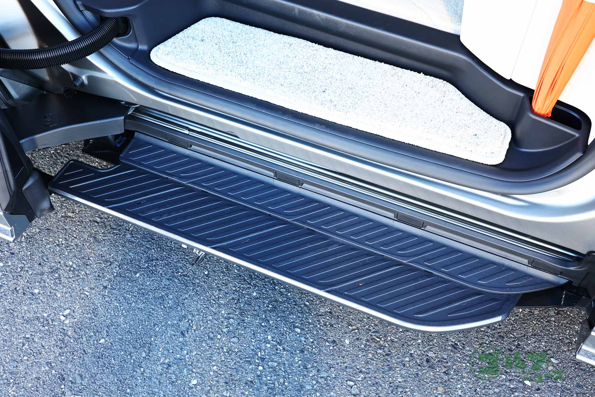 スライドドアと連動してせり出してくるサイドステップ。後席への乗降性を高めている