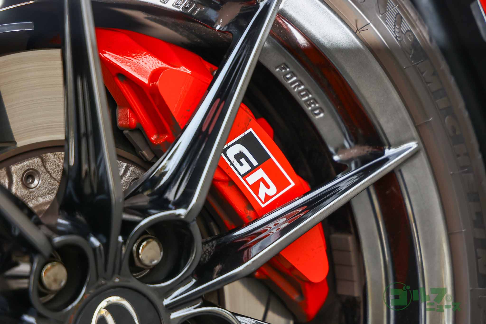 ブレーキは前アルミ対向4ポットキャリパー、後アルミ対向2ポットキャリパーに高ミューパッドを組み合わせる