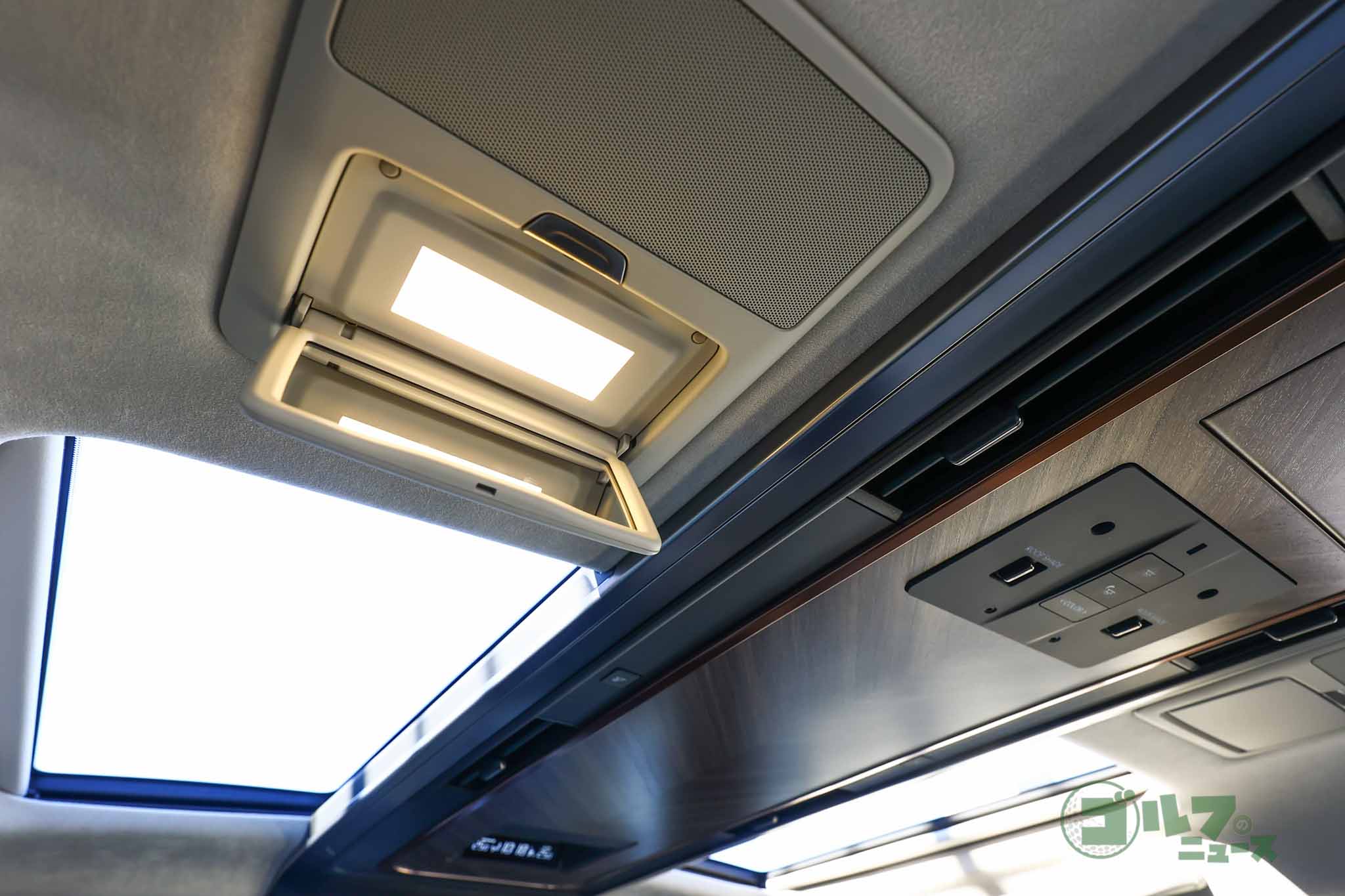 後席上方の天井にはダウンライト、エアコンの吹き出し口、バニティミラーなどを装備