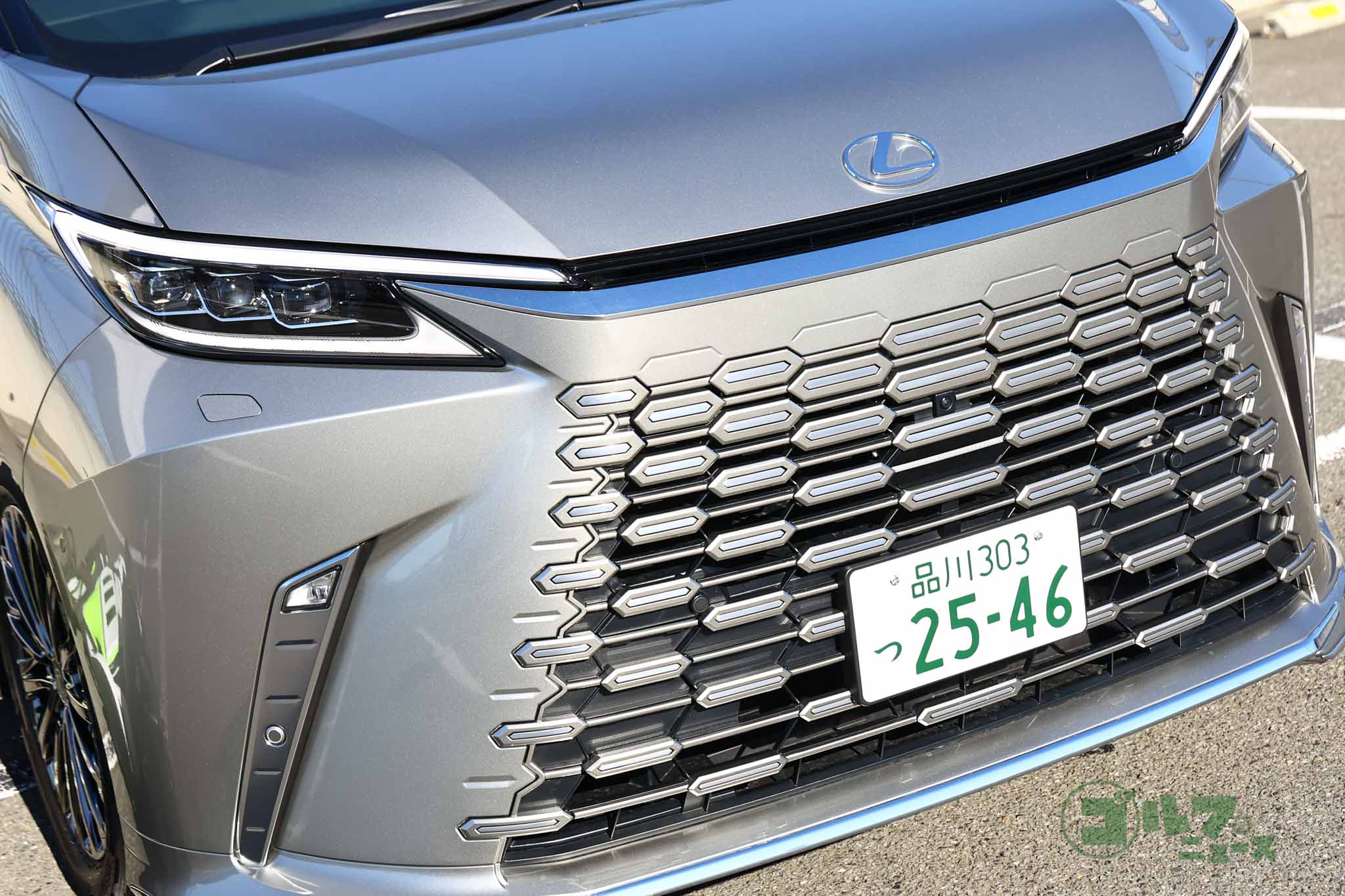 シームレスにボディと一体化したスピンドルグリルあらためスピンドルボディで引き締まったフロントマスク