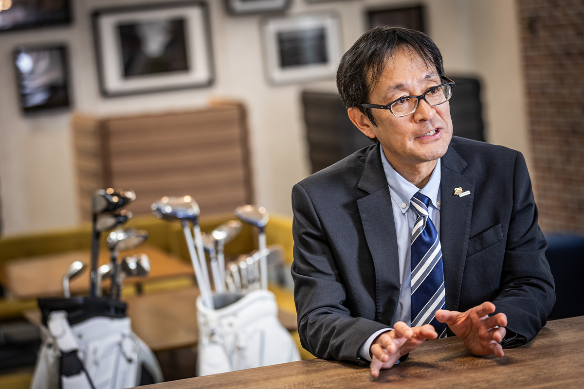 ゼクシオの課題について、「若年層になかなか使ってもらえないこと」だと話す家田氏。若年層比率の低下といった課題を払拭するべく、ユーザーのニーズを多く反映させた「XXIO 14」は家田氏もその進化に手応えを感じている[写真：角田慎太郎]