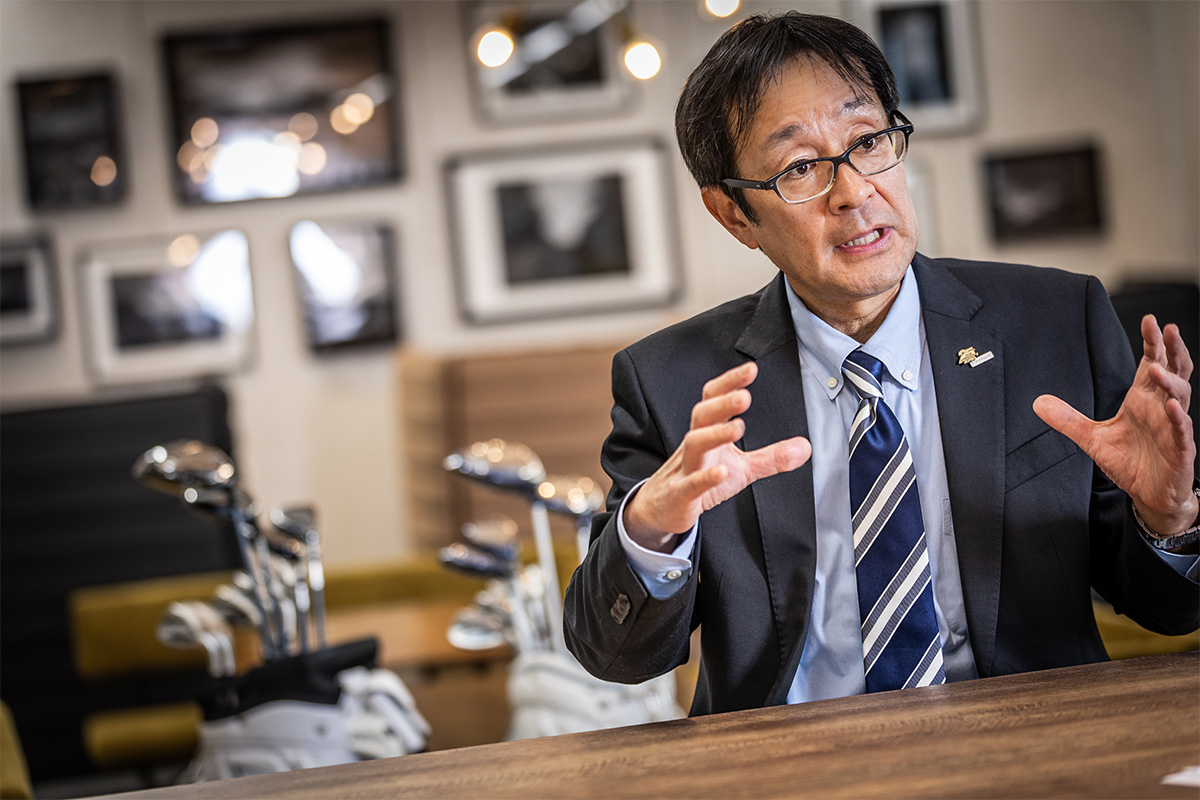 初代モデルから関わる当事者としてゼクシオの歩みを知る家田冨弘社長。ブランドの継承と革新をどう両立させるかを語る姿が印象的だった[写真：角田慎太郎]