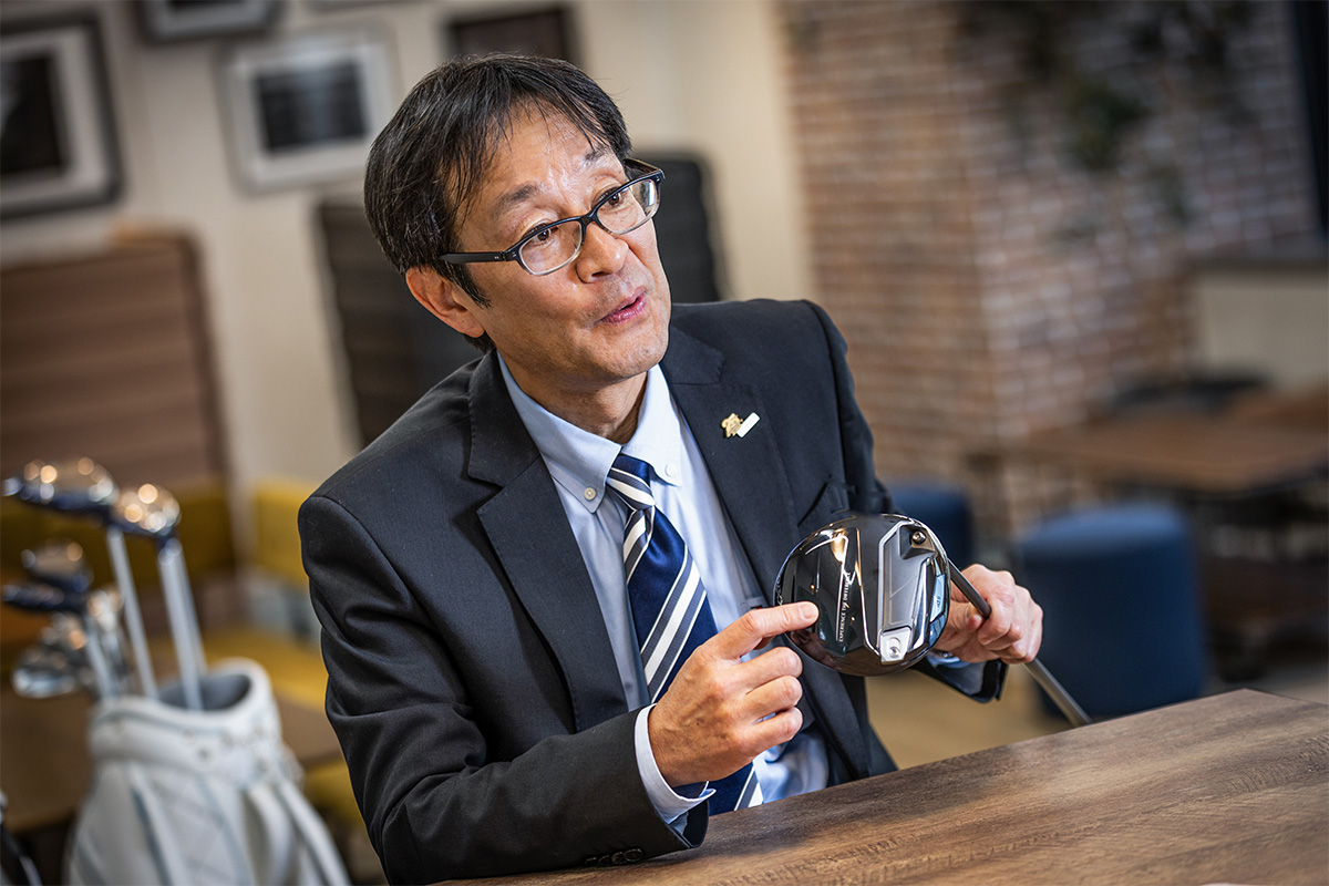 初代モデルから関わる当事者としてゼクシオの歩みを知る家田冨弘社長。シリーズの転換点ともいえる「XXIO 14」を手に、ブランドの継承と革新をどう両立させるかを語る姿が印象的だった[写真：角田慎太郎]