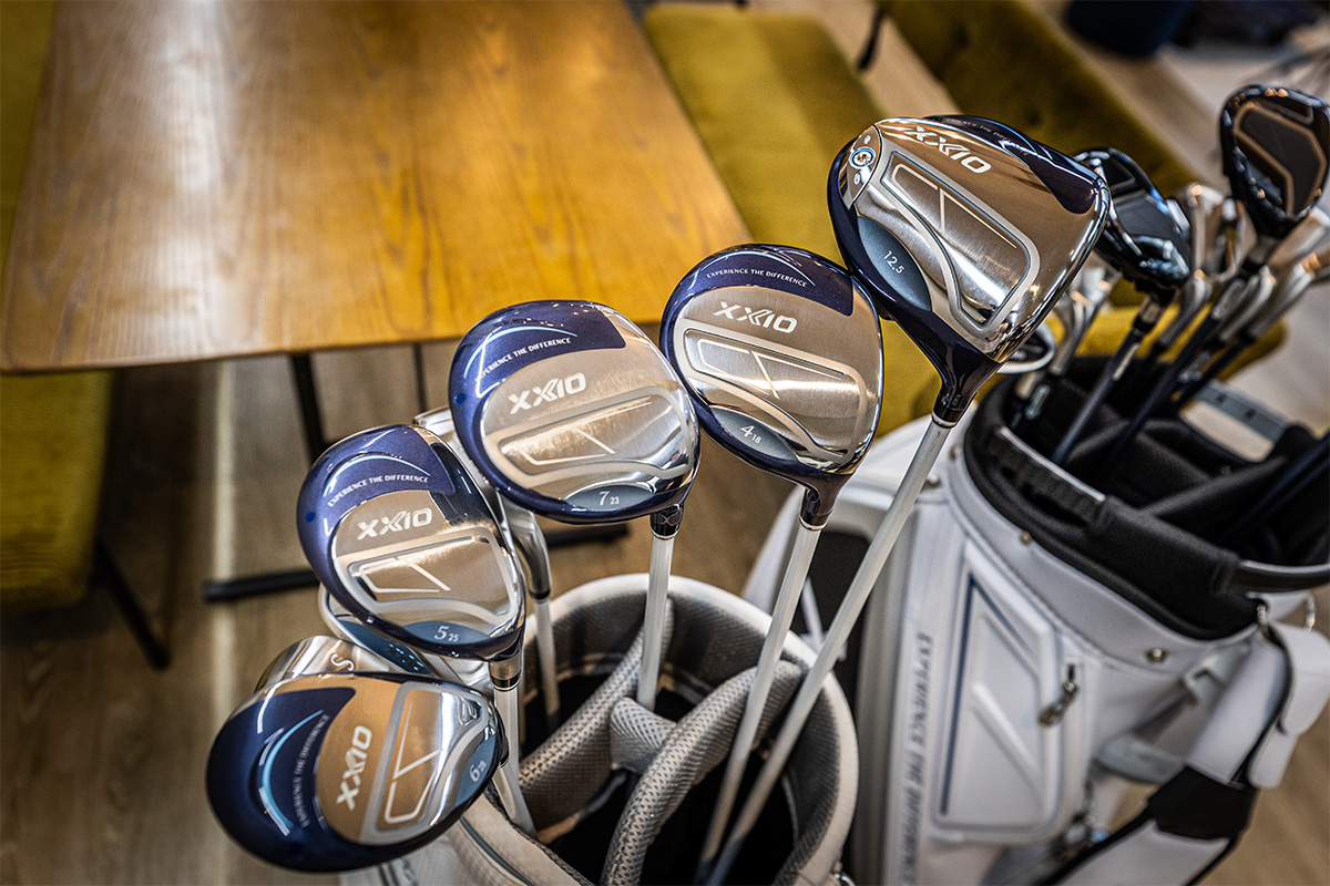 「XXIO レディス」は、国内女子市場で高いシェアを維持する人気シリーズである。飛距離性能と振りやすさのバランスが評価され、継続的な支持を獲得している