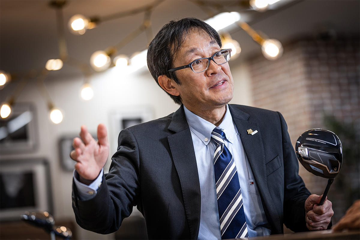 ゼクシオの課題について、「若年層になかなか使ってもらえないこと」だと話す家田氏。若年層比率の低下といった課題を払拭するべく、ユーザーのニーズを多く反映させた「XXIO 14」は家田氏もその進化に手応えを感じている[写真：角田慎太郎]