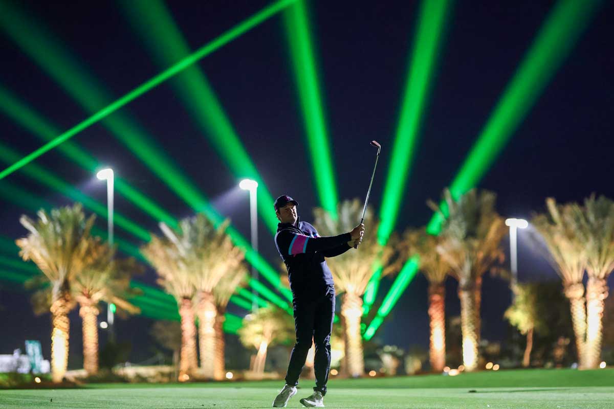 レーザー光線でライトアップされた中、ナイターで行われたリブゴルフ2026年開幕戦リヤド大会（サウジアラビア）　写真：Getty Images