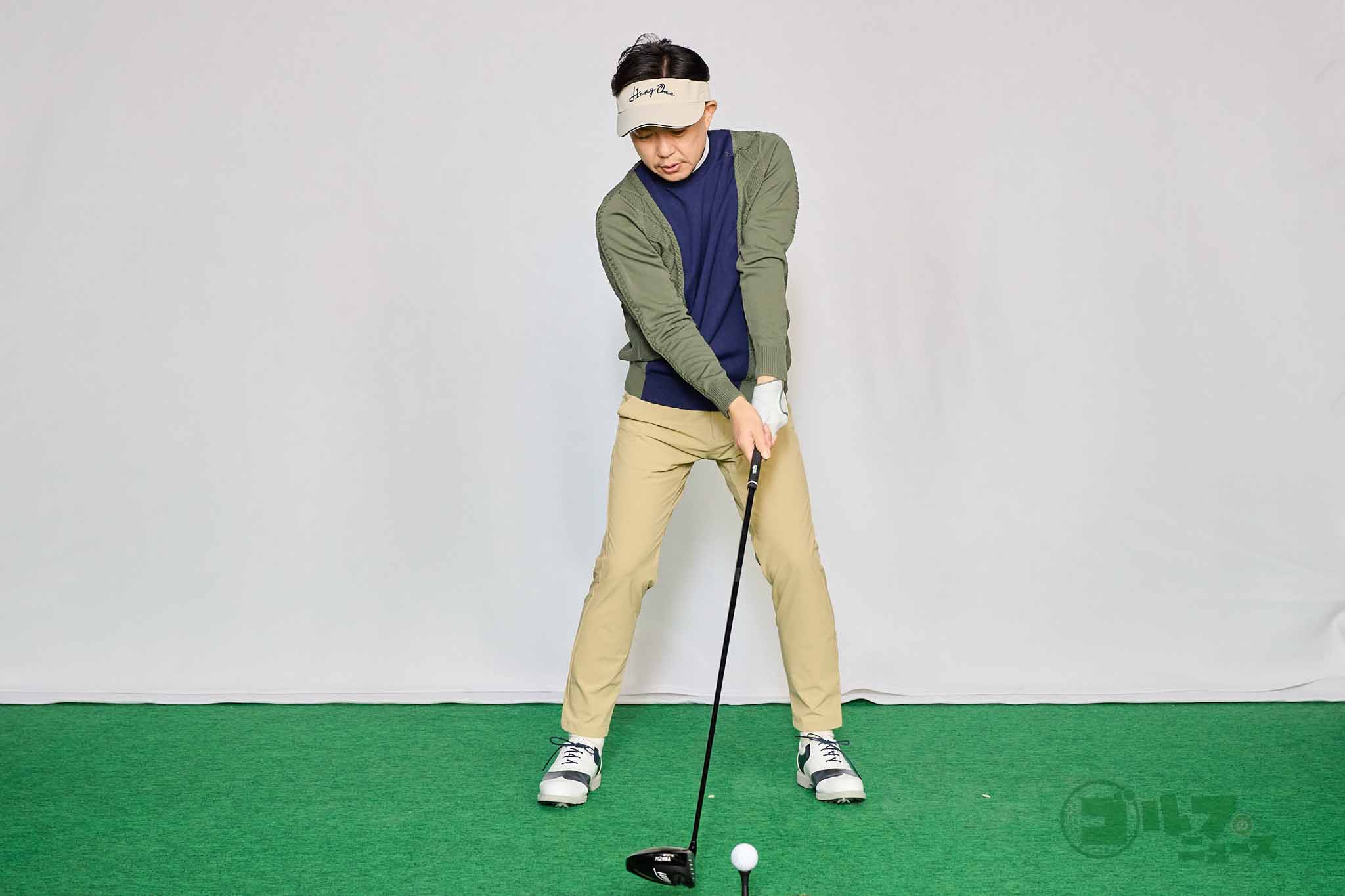 アマチュアは、シャフトのしなり戻りとしなり返りのタイミングが早いため、左足カカト延長線上より内側でヘッドスピードがマックスになる場合が多い　写真:西村恵