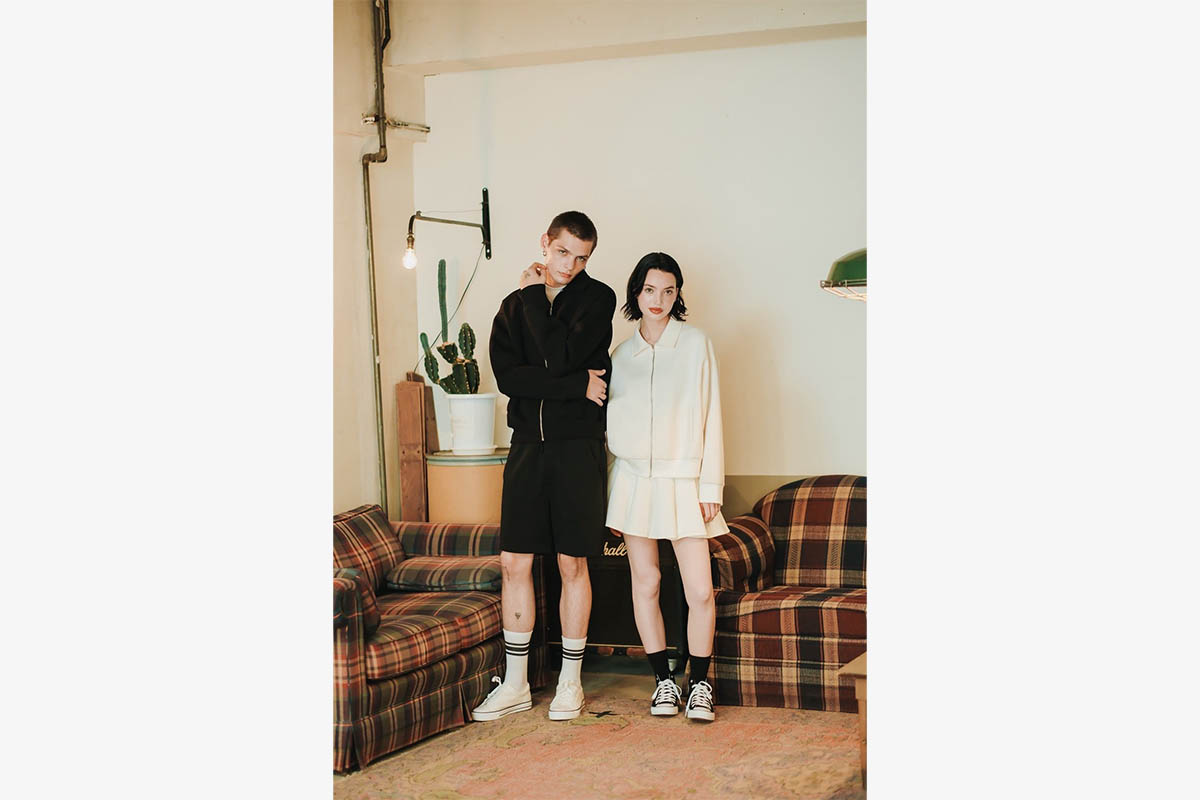 「ENTI」ゴルフと日常の境目をなめらかにする“クリーンさ”が持ち味。日常のスタイリングからラウンド後の移動シーンまで自然に馴染み、スポーティでも野暮ったくならない　写真：公式サイトより