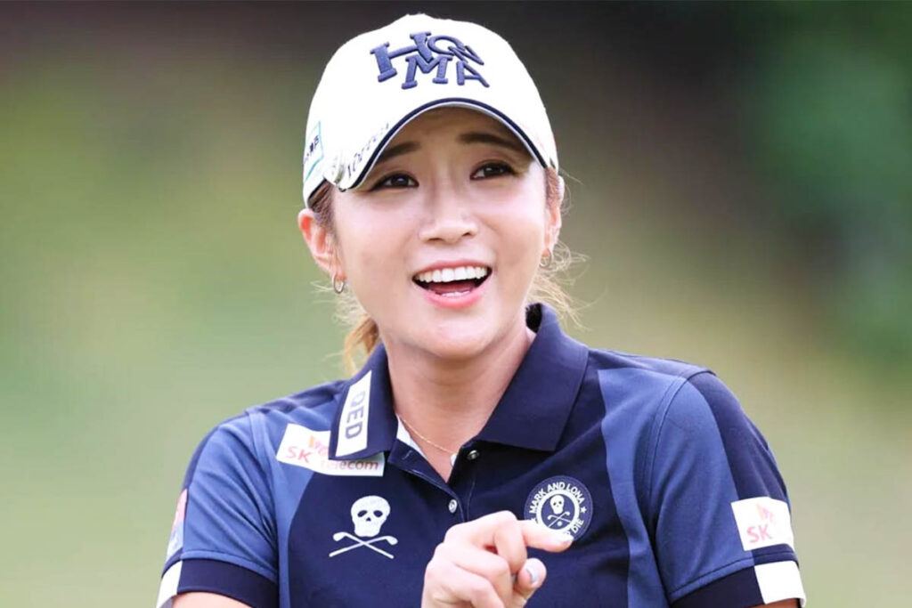 元賞金女王の“ノースリ＆ミニスカワンピ姿”に熱視線！ 37歳の誕生日