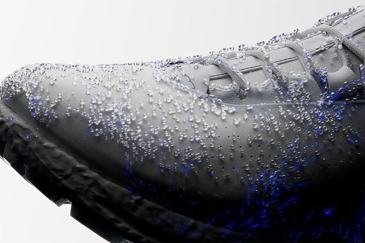 「革は水に弱いのでは？」と考えてしまいがちだが、エコーがゴルフ用に開発したパフォーマンスレザーは、防水性や耐久性を高める加工が施されており、雨天時でも安心して履ける性能を備えている