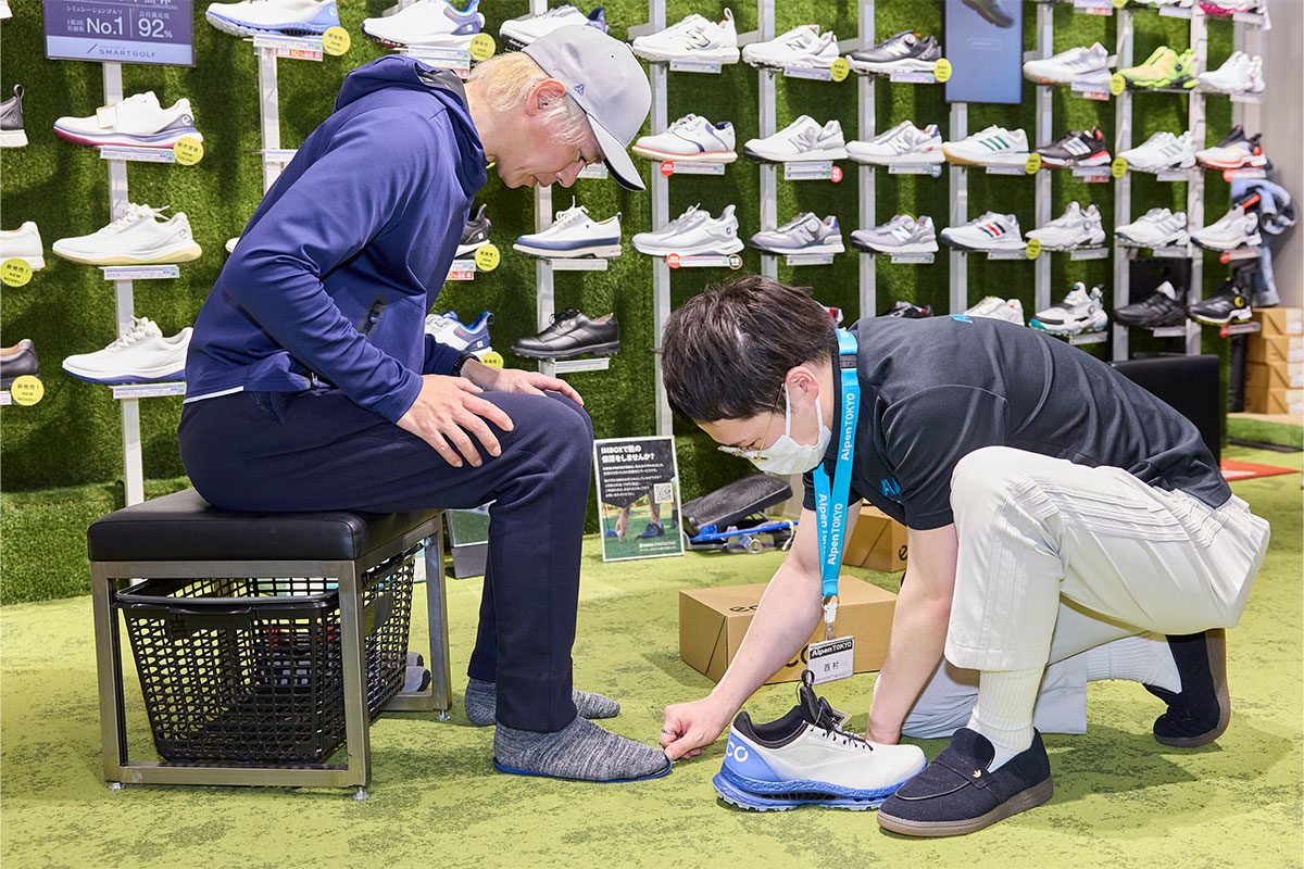 西村さんにフィッティングをしてもらう様子。数多くのゴルフシューズを試してきた鶴原さんも「BIOM C5」の履き心地を絶賛[写真：西村恵]