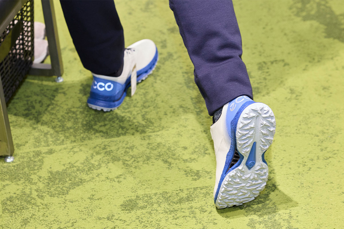西村さんにフィッティングをしてもらう様子。数多くのゴルフシューズを試してきた鶴原さんも「BIOM C5」の履き心地を絶賛[写真：西村恵]