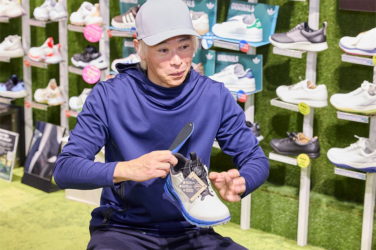 西村さんにフィッティングをしてもらう様子。数多くのゴルフシューズを試してきた鶴原さんも「BIOM C5」の履き心地を絶賛[写真：西村恵]