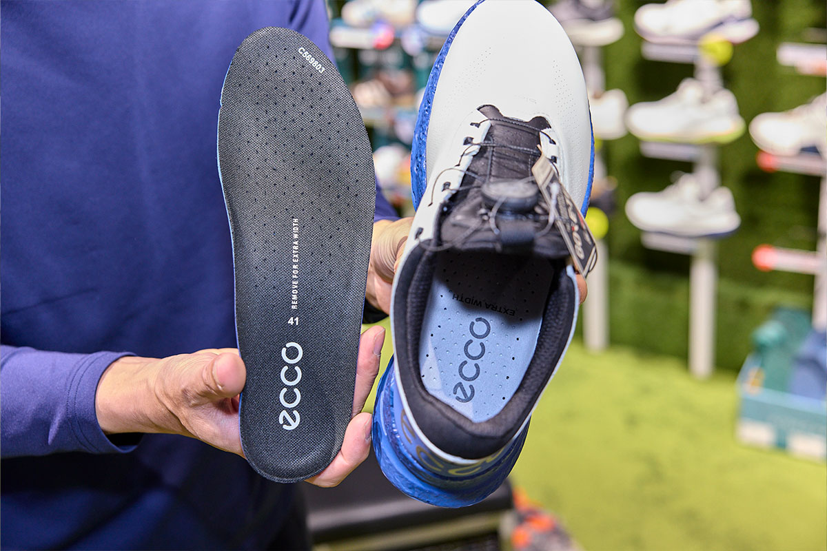 解剖学に基づいたアーチ設計をソール側で行うことで、インソールに頼らない構造的サポートを実現している[写真：西村恵]