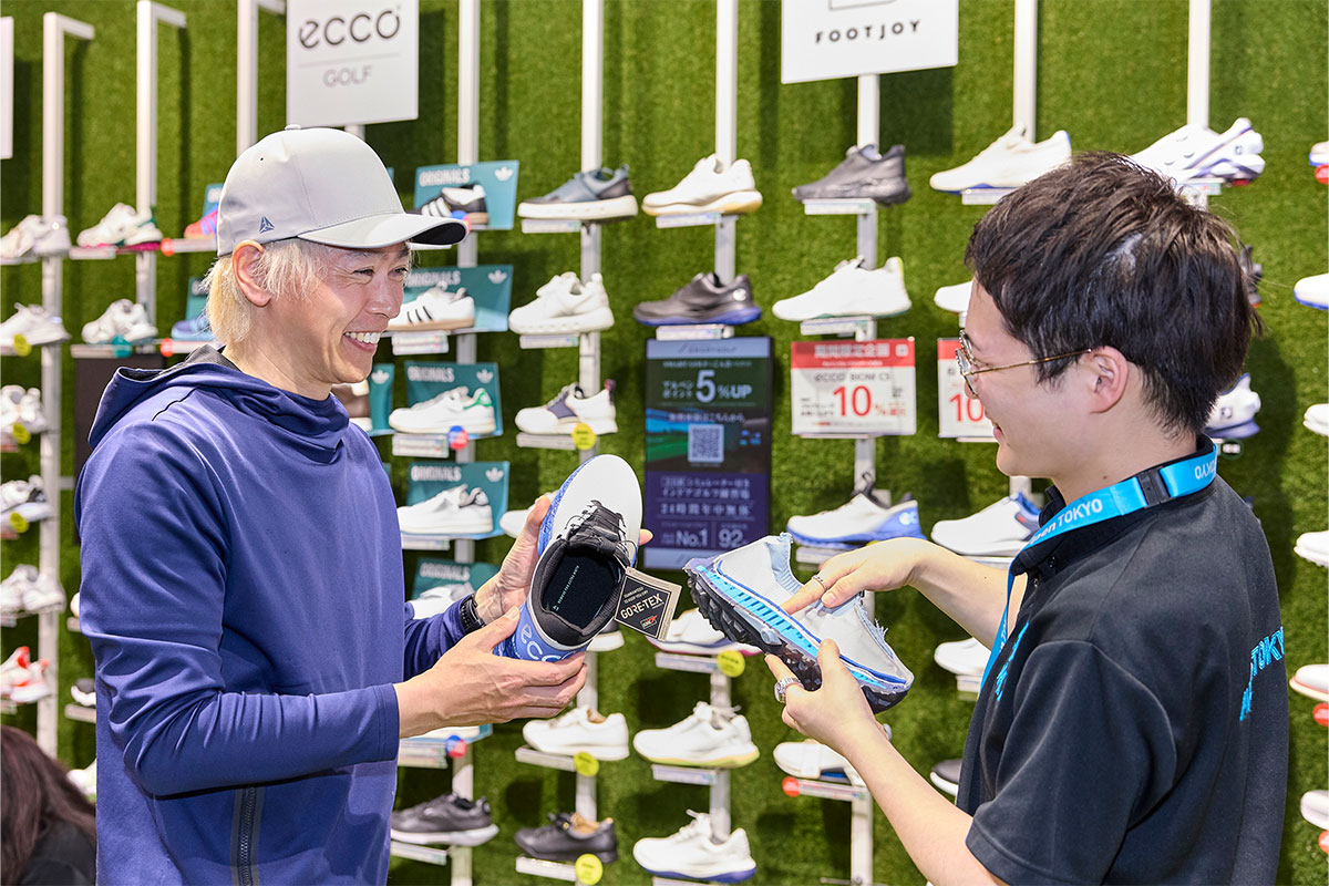 一般的なシューズはインソールで土踏まずを支えているが、エコーはミッドソールの段階からアーチ形状を設計。そのため足裏全体で体重を受け止めやすく、歩行時の安定性が高まるのだ[写真：西村恵]