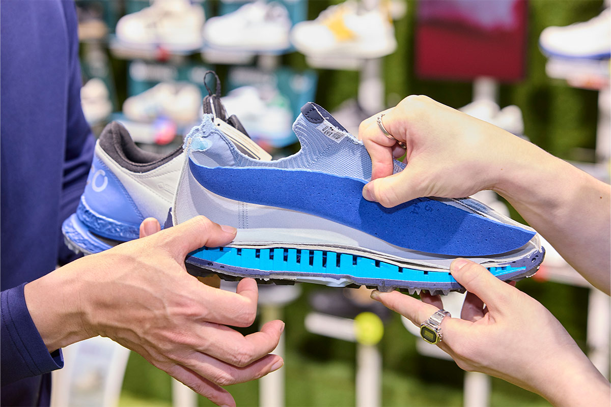 一般的なシューズはインソールで土踏まずを支えているが、エコーはミッドソールの段階からアーチ形状を設計。そのため足裏全体で体重を受け止めやすく、歩行時の安定性が高まるのだ[写真：西村恵]