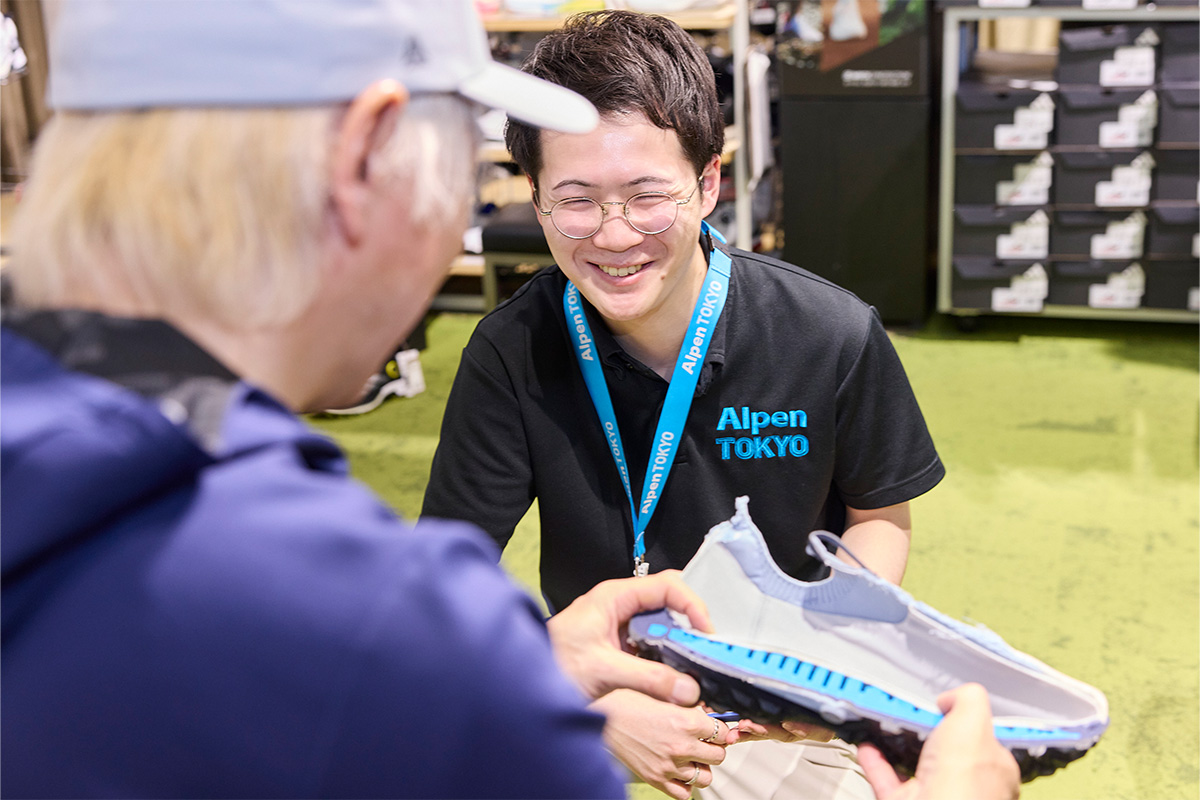 京都府出身、入社3年目の西村穂貴さん。確かな商品知識と丁寧なフィッティングで、エコーのゴルフシューズを数多く販売している[写真：西村恵]