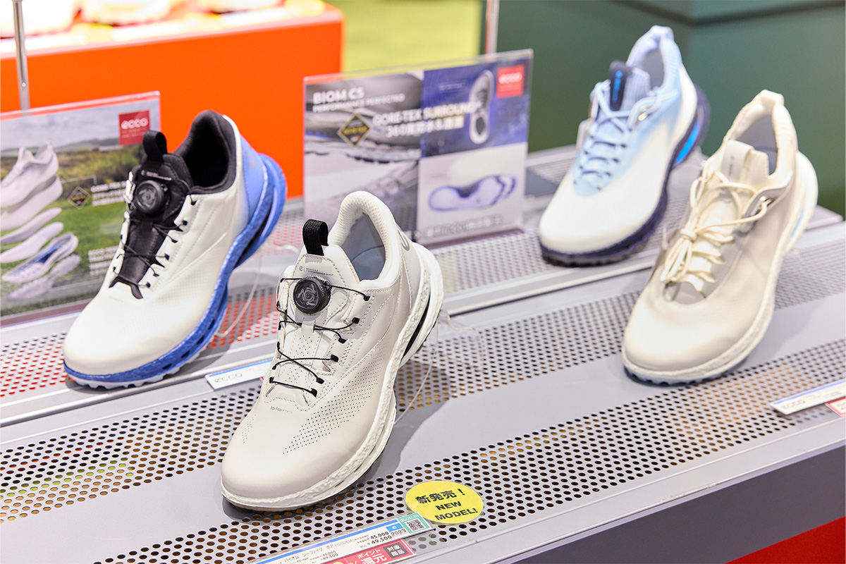 2026年2月13日に発売された「ECCO BIOM C5」。解剖学に基づく設計が自然な足運びを支え、安定性と快適性を高次元で両立している[写真：西村恵]