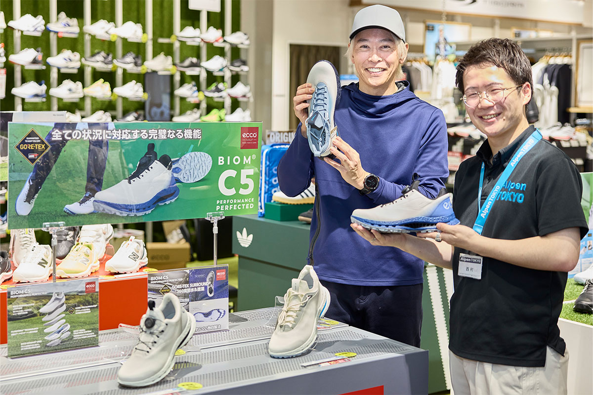 取材を終え、笑顔を見せる鶴原さんと西村さん。履き心地の理由を探った時間は、改めてエコーというブランドの奥深さを実感する機会となった[写真：西村恵]