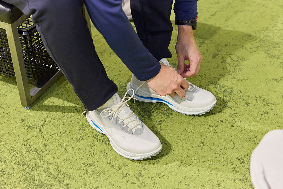 西村さんにフィッティングをしてもらう様子。数多くのゴルフシューズを試してきた鶴原さんも「BIOM C5」の履き心地を絶賛[写真：西村恵]