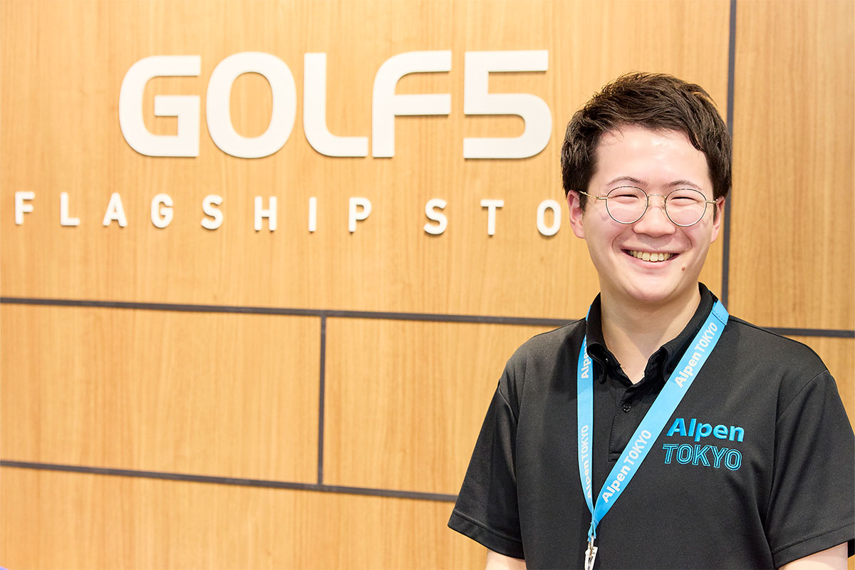 京都府出身、入社3年目の西村穂貴さん。確かな商品知識と丁寧なフィッティングで、エコーのゴルフシューズを数多く販売している[写真：西村恵]