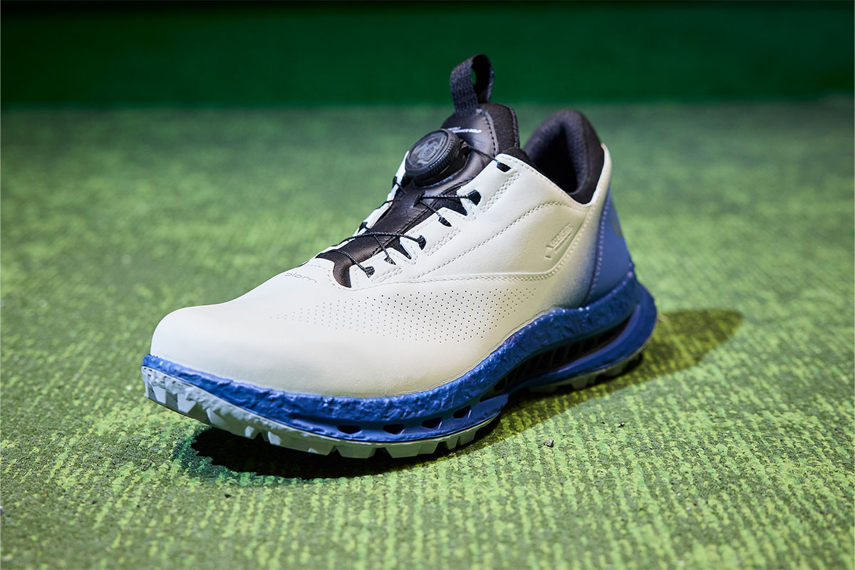 エコー独自のフルイドフォルム（TM）製法により快適な履き心地を生む「ECCO BIOM C5」[写真：西村恵]