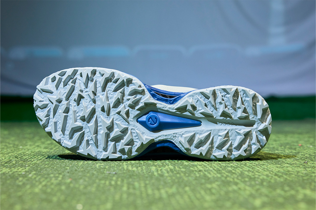 新開発の「ECCO E-TTSアウトソール」を採用し、多方向への優れたトラクションと高い安定性を発揮[写真：西村恵]