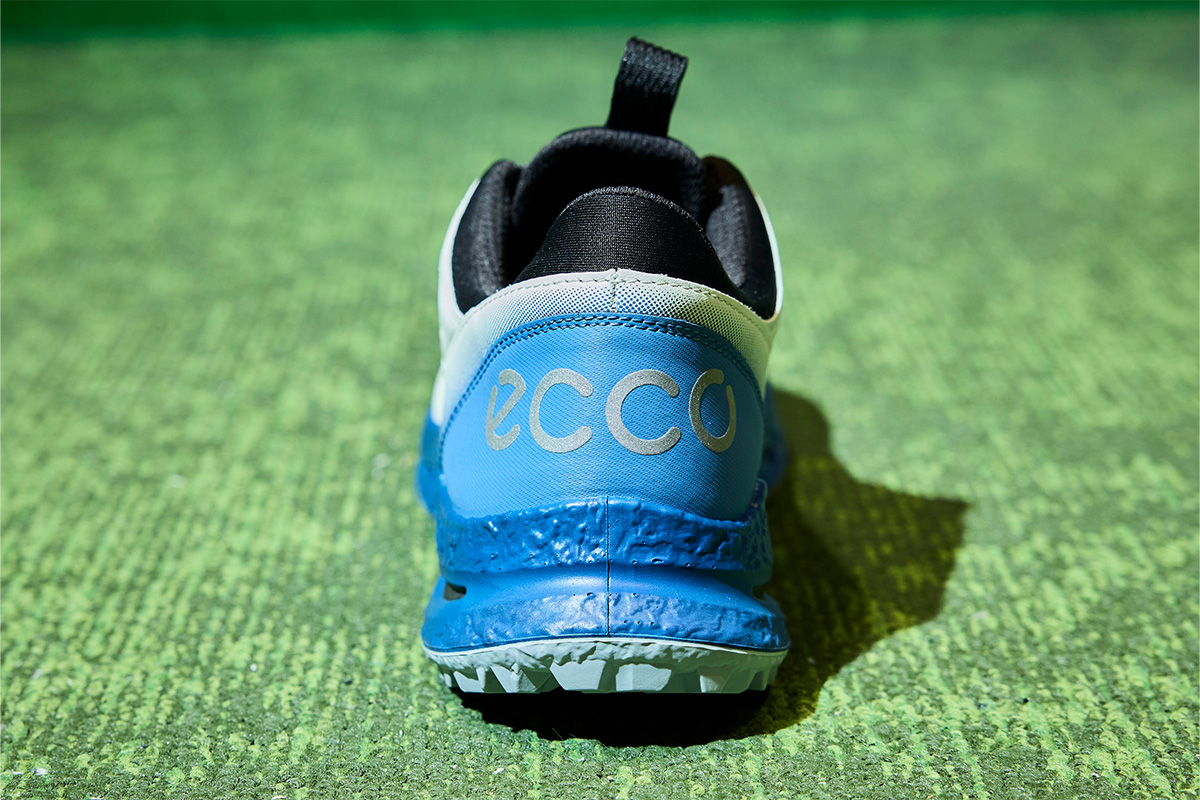 エコー独自のフルイドフォルム（TM）製法により快適な履き心地を生む「ECCO BIOM C5」[写真：西村恵]