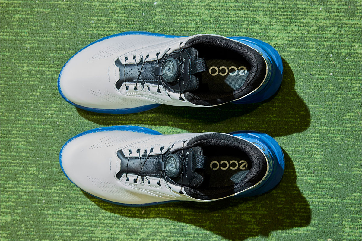 2026年2月13日に発売された「ECCO BIOM C5」。解剖学に基づく設計が自然な足運びを支え、安定性と快適性を高次元で両立している[写真：西村恵]