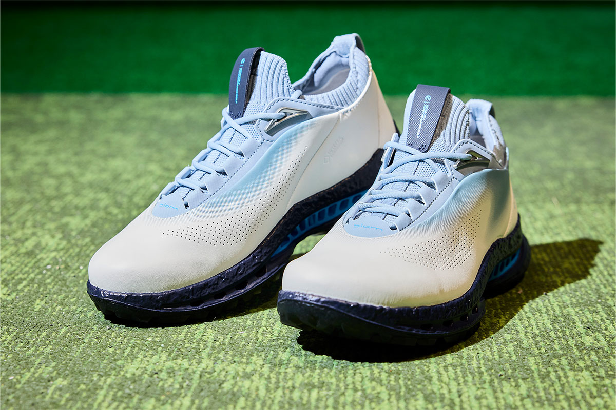 レースタイプならではの細かなフィット調整が可能で、足全体を均一にホールドする[写真：西村恵]