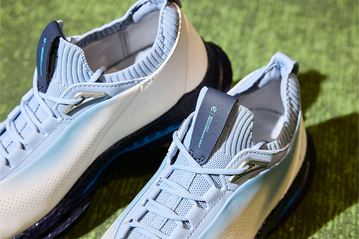 レースタイプならではの細かなフィット調整が可能で、足全体を均一にホールドする[写真：西村恵]