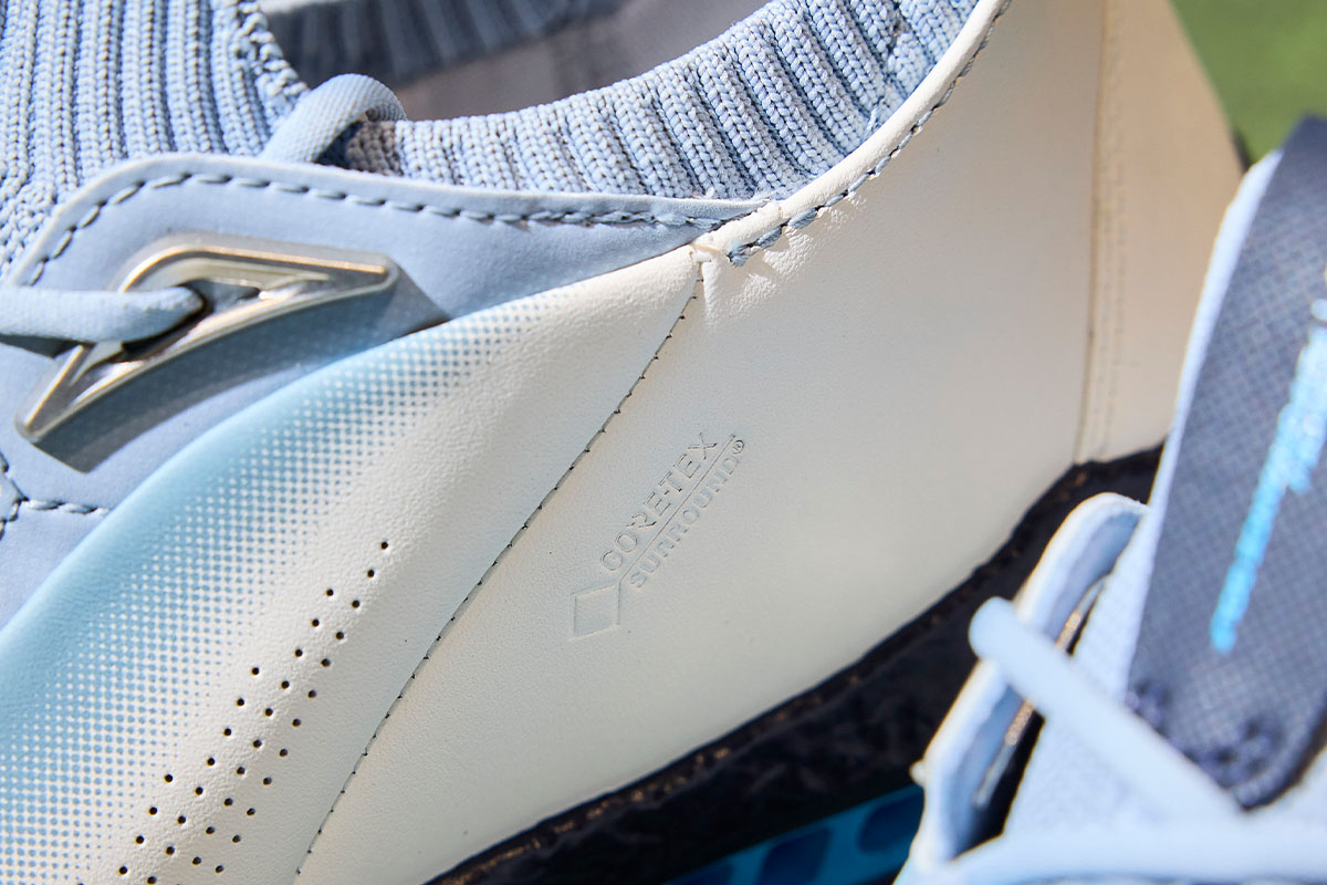 レースタイプならではの細かなフィット調整が可能で、足全体を均一にホールドする[写真：西村恵]