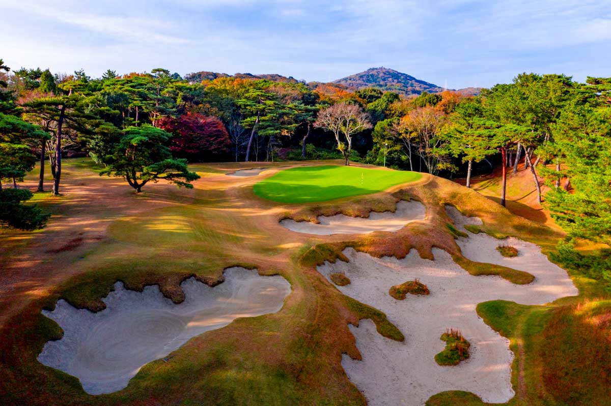 視界に飛び込んでくるアリソンバンカーの迫力は回った者にしか分からない。日本が世界に誇れる芸術品、それが廣野だ（写真は7番パー3）　写真提供：廣野ゴルフ倶楽部（photo by TAKU MIYAMOTO）