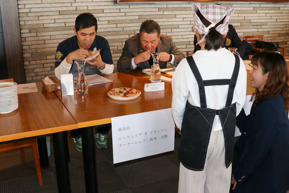 鹿沼ピッツァコンテスト（右から鹿沼市松井市長、坂本大樹シェフ）　写真：清流舎