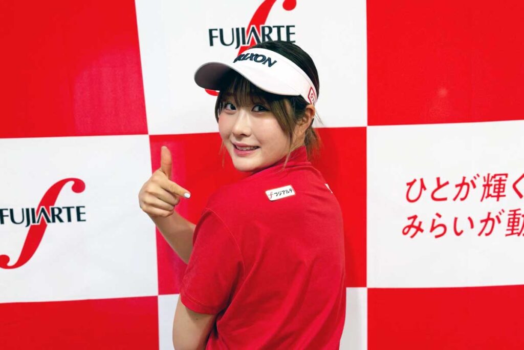 都玲華が人材派遣会社のフジアルテとスポンサー契約を締結 ウエア背面