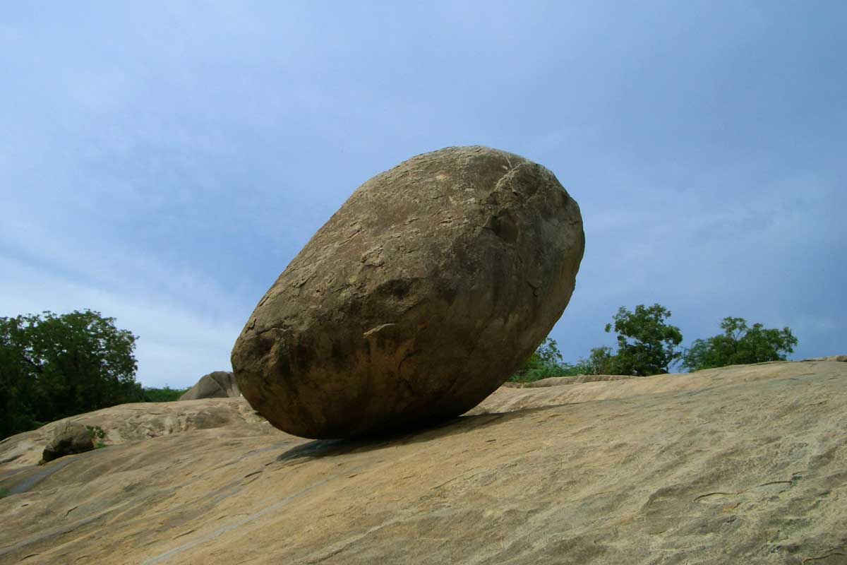 地面に固くくい込んでいなければ、石は大きさに関係なく撤去できる（写真はイメージです）　写真：PIXTA