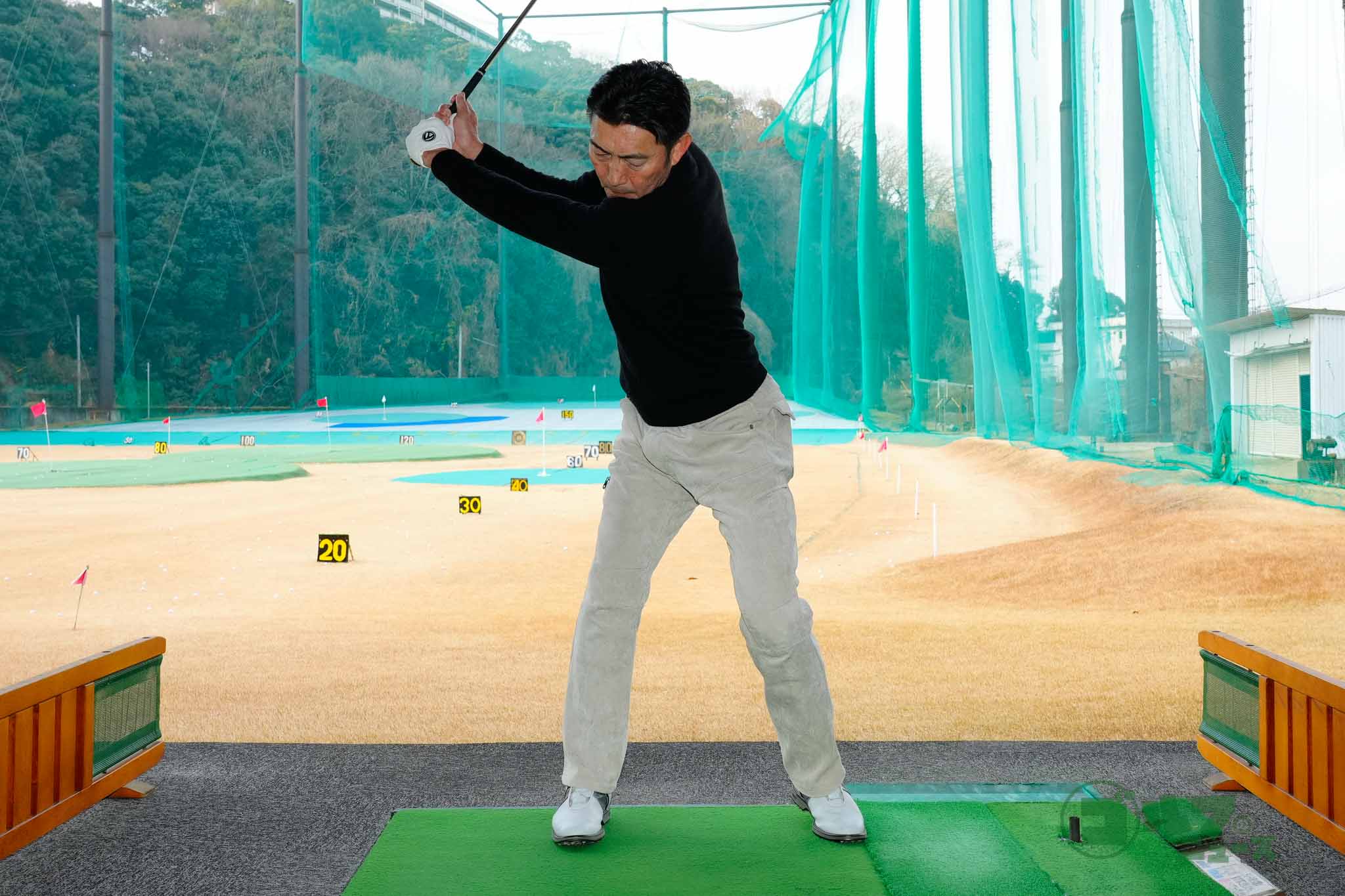 自分のバックスイングがどのような形になっているのかを一度チェックする。その際、胸がどこを向いているのかが大切。右足股関節の上に上半身が乗った状態で胸が右を向くのが正解。左足体重で胸が上を向くのはNG　写真:鈴木祥