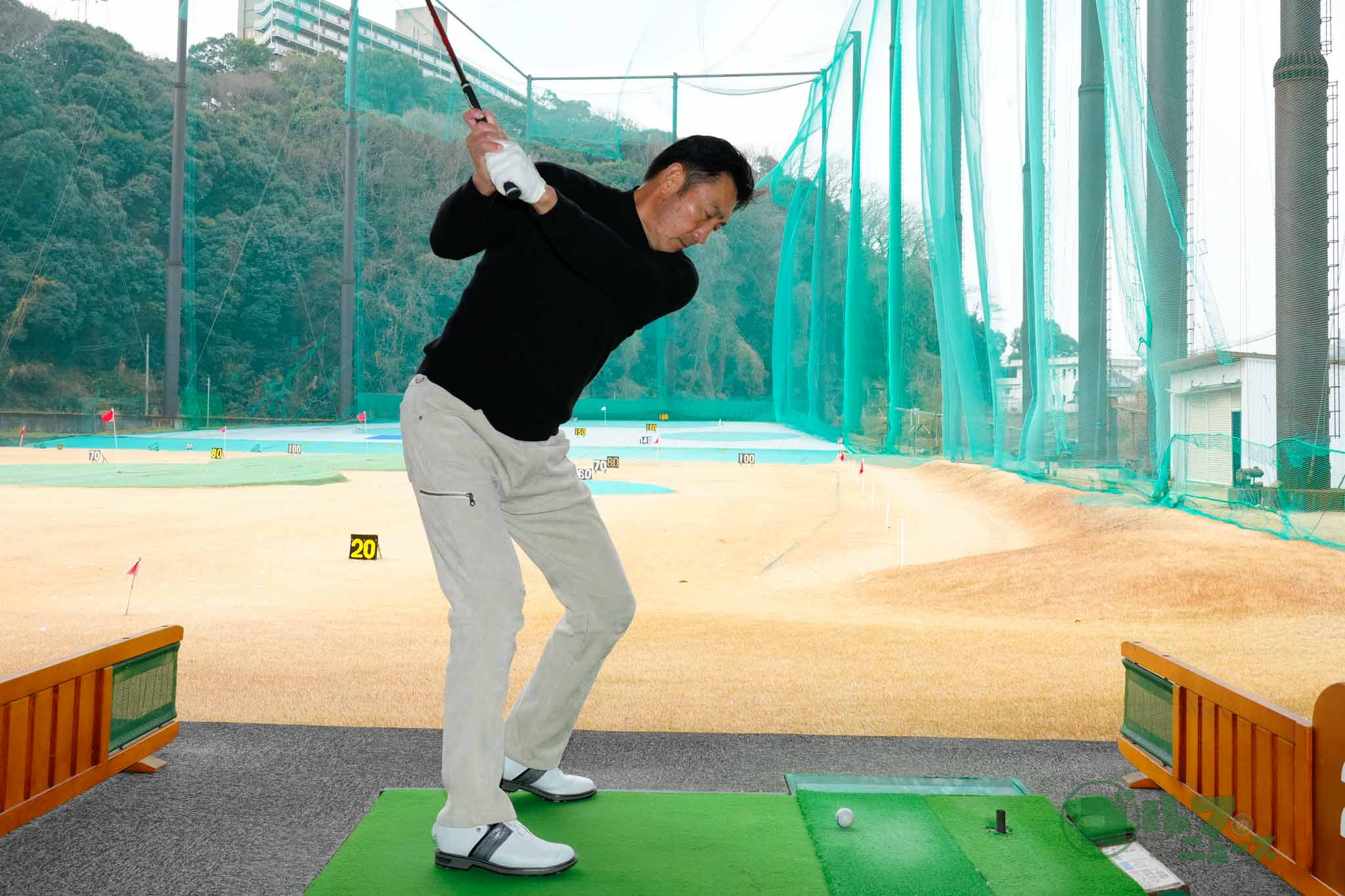 アドレスでの前傾角度を崩さないまま、胸が目標の反対を向くように上半身を捻転させる　写真:鈴木祥