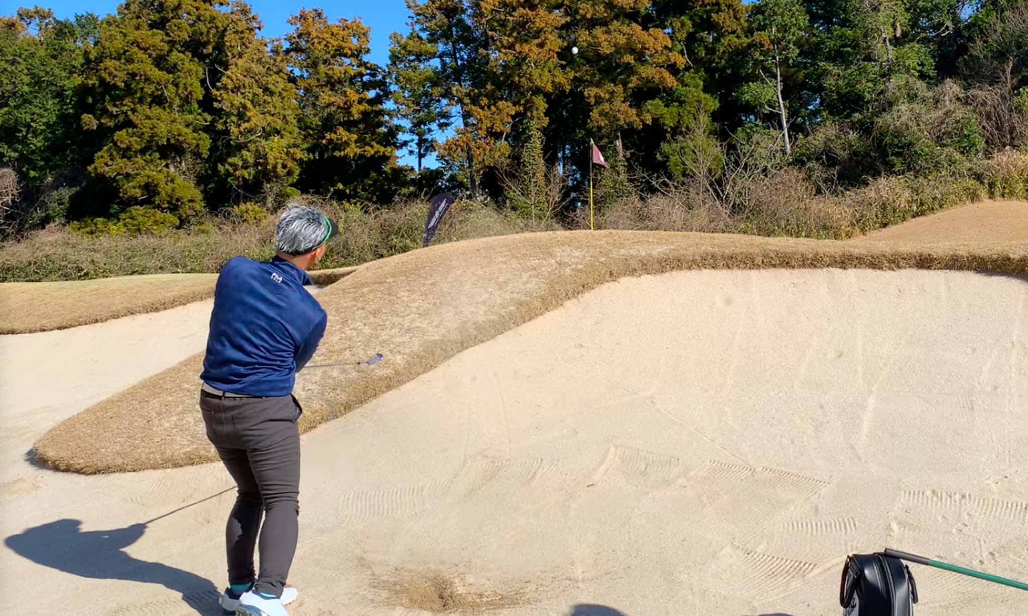 砂を打つバンカーショットでは、アゴを越える「高さ」とピンまで届く「飛距離」が必要。得手不得手や普段ラウンドしているコースの状況によって最適なロフトやソールは異なる