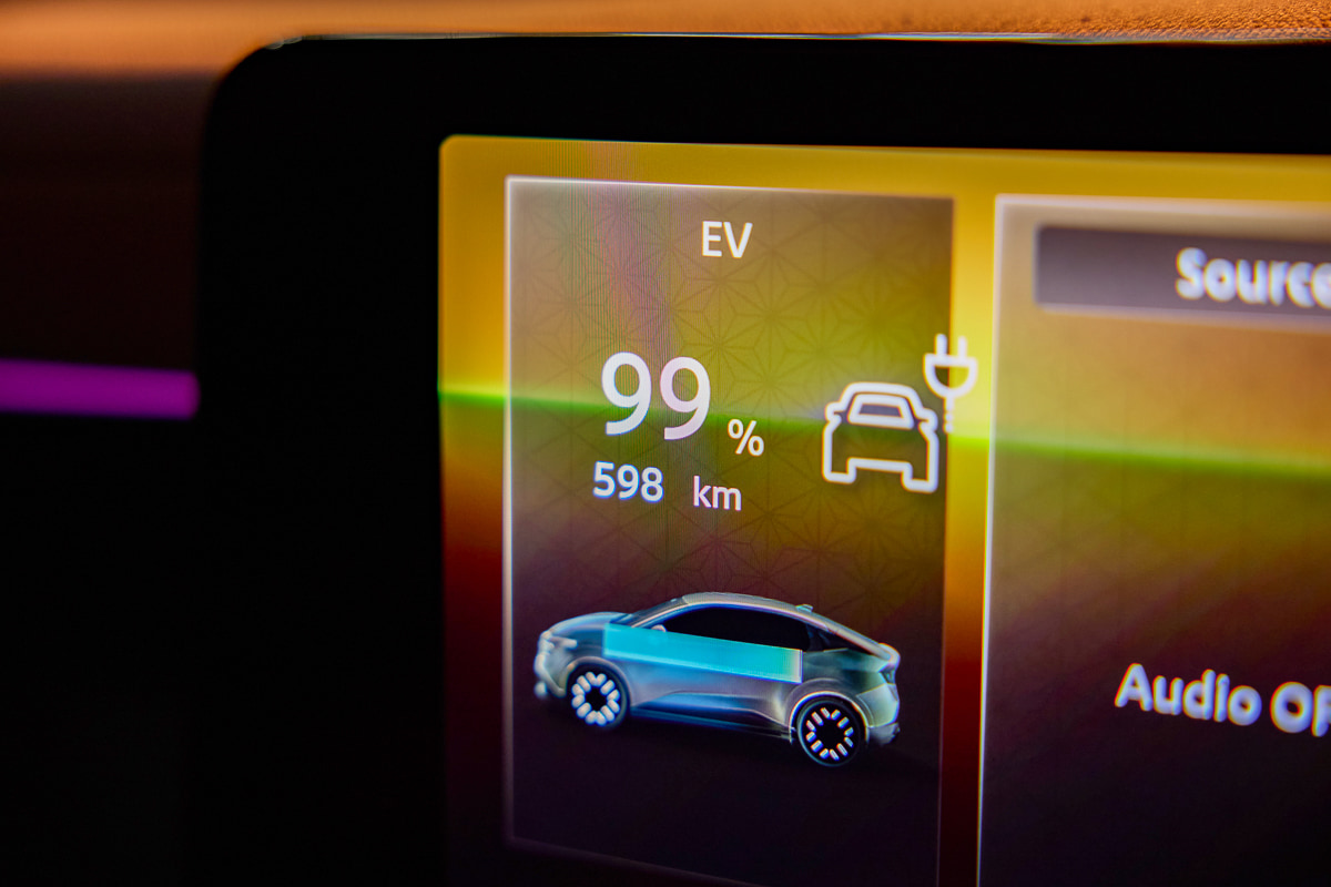 代官山出発前のバッテリー残量は99％。航続可能距離は598キロだ[写真：望月浩彦]