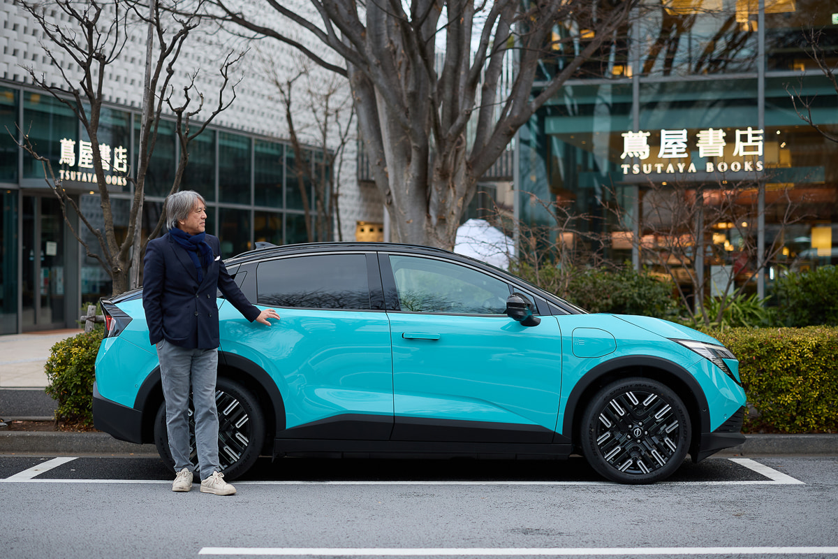 待ち合わせ場所に停車する新型リーフ。都会的な背景にもよく映えるシックなデザインだ。ボディカラーは「ルミナスターコイズ/スーパーブラック 2トーン」[写真：望月浩彦]