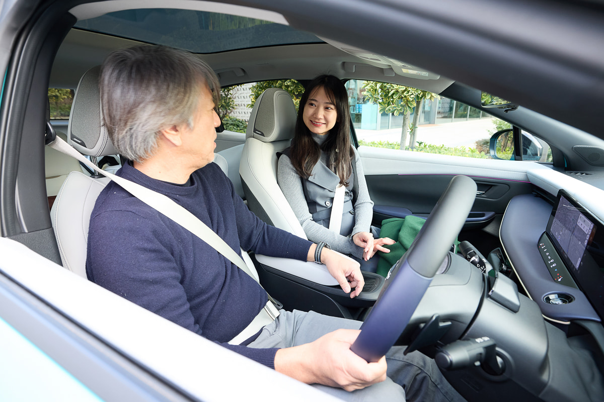 待ち合わせ場所の代官山に到着した相沢さん。今回のゴルフ旅を楽しみにしていたようだ[写真：望月浩彦]