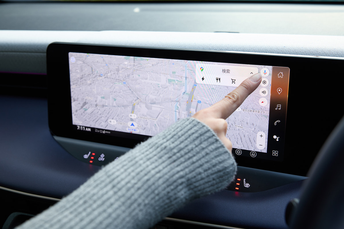 ナビに目的地を話しかけると、目的地までの最適なルートはもちろん、充電スポットも提案してくれる。今回の充電は急速充電のある浜松SAとした[写真：望月浩彦]