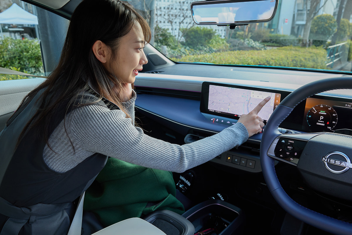 ナビに目的地を話しかけると、目的地までの最適なルートはもちろん、充電スポットも提案してくれる。今回の充電は急速充電のある浜松SAとした[写真：望月浩彦]