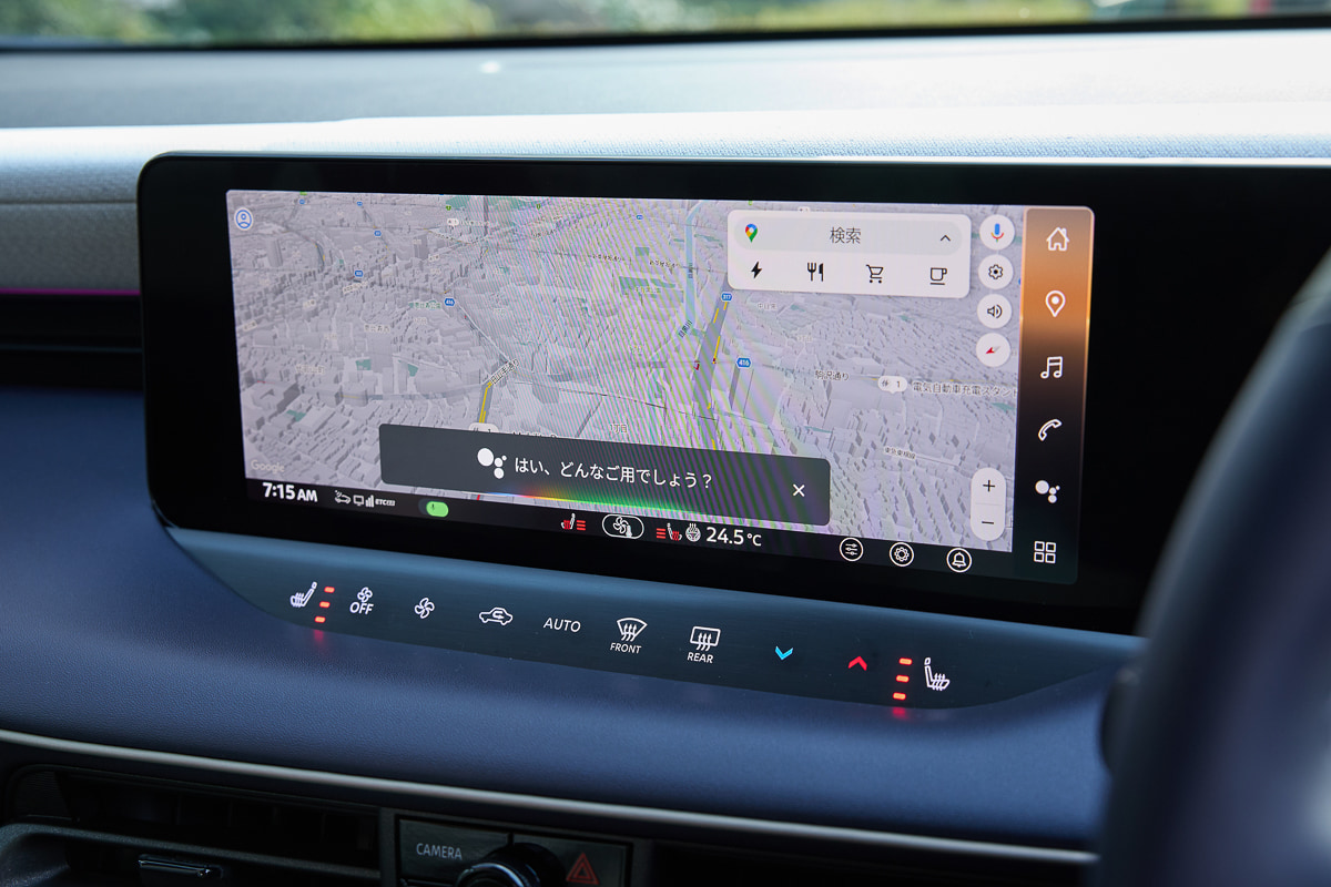 ナビに目的地を話しかけると、目的地までの最適なルートはもちろん、充電スポットも提案してくれる。今回の充電は急速充電のある浜松SAとした[写真：望月浩彦]