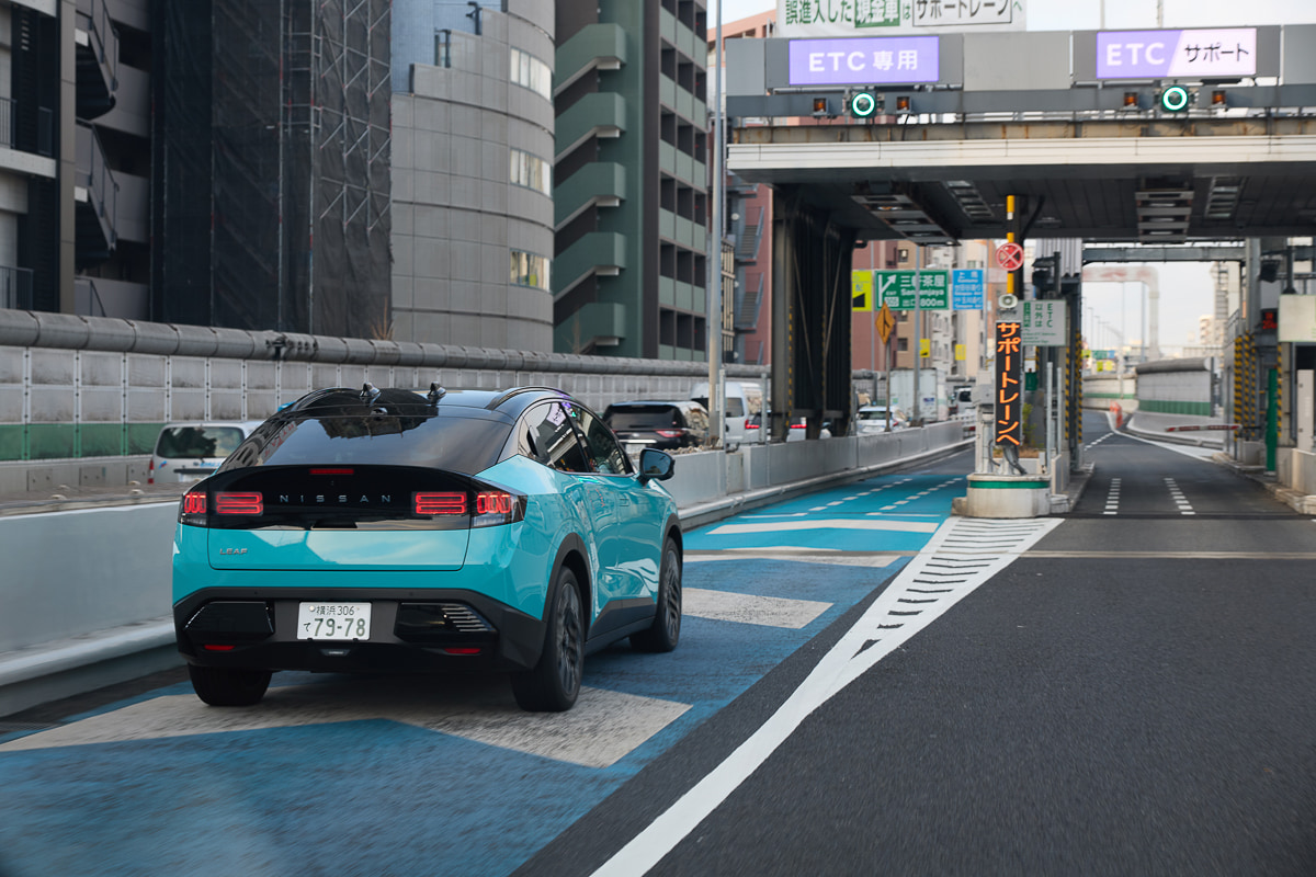 池尻の入口から首都高に乗り、東名高速を西へ向かう。目的地は約300キロ先にある浜名湖畔のホテル[写真：望月浩彦]