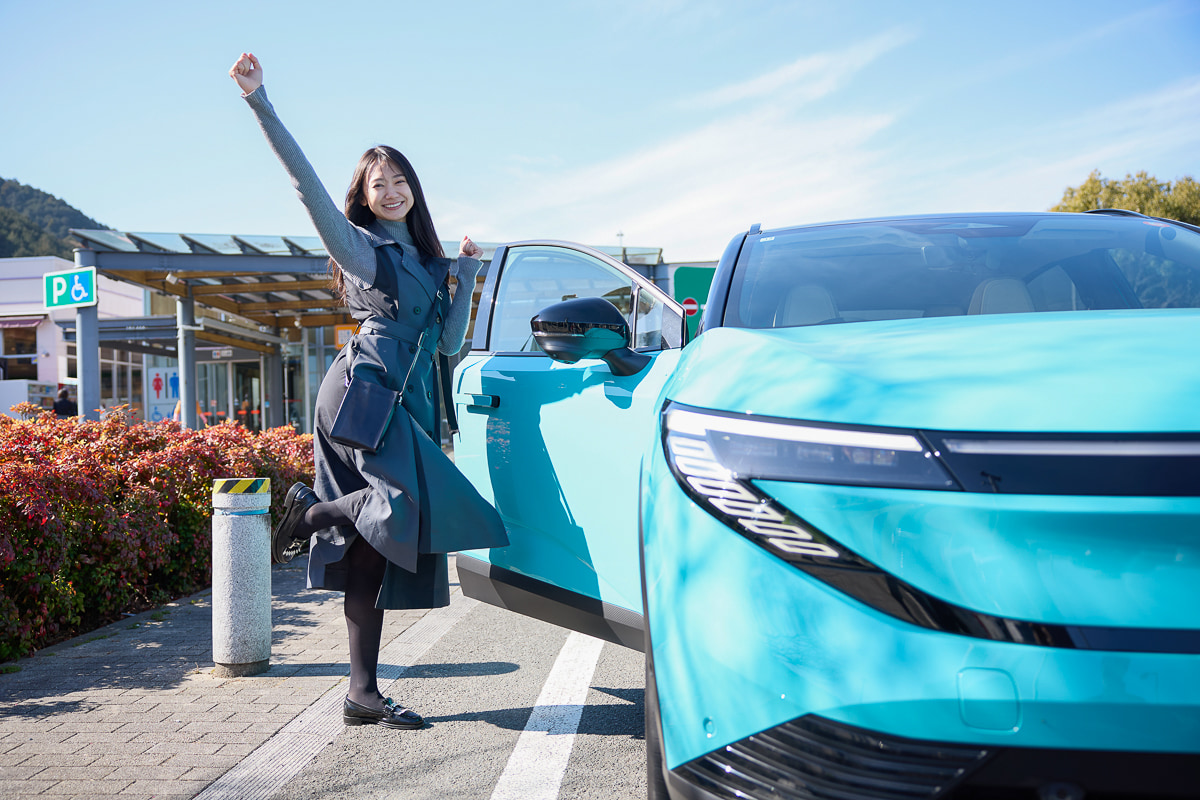 新型リーフの快適さを体感してもらうため、運転を相沢さんに交代。「緊張する！」と話していたが、走り出すと加速の気持ちよさに驚いた様子を見せた[写真：望月浩彦]