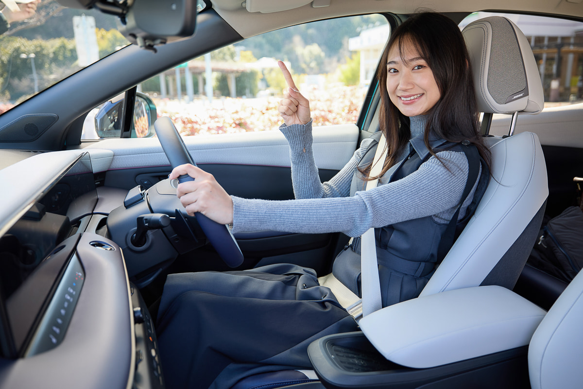 新型リーフの快適さを体感してもらうため、運転を相沢さんに交代。「緊張する！」と話していたが、走り出すと加速の気持ちよさに驚いた様子を見せた[写真：望月浩彦]