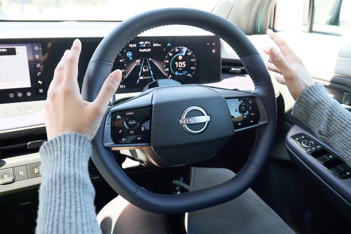 高速道路の一定条件下では、プロパイロット2.0によりステアリングから手を離して走行することが可能[写真：望月浩彦]