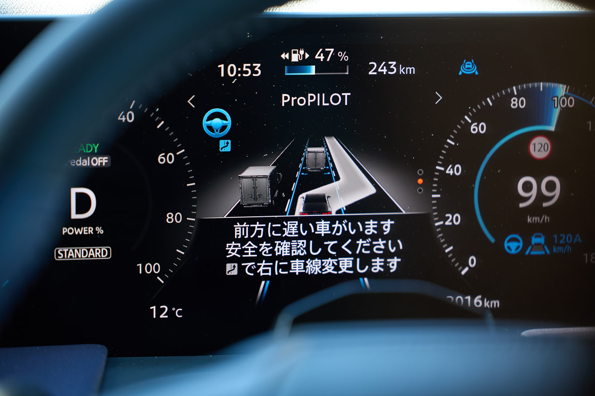 プロパイロット2.0は周囲の交通状況を検知しながら、一定条件下で追い越しを支援する機能を備える[写真：望月浩彦]